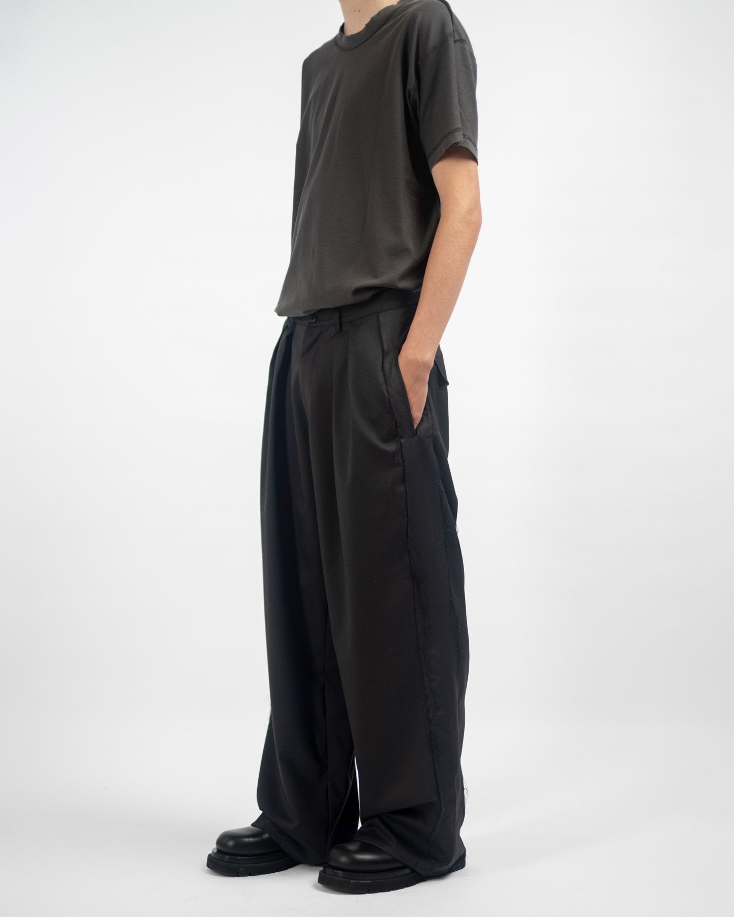 CLASSIC WOOL OPEN SEAM TROUSER