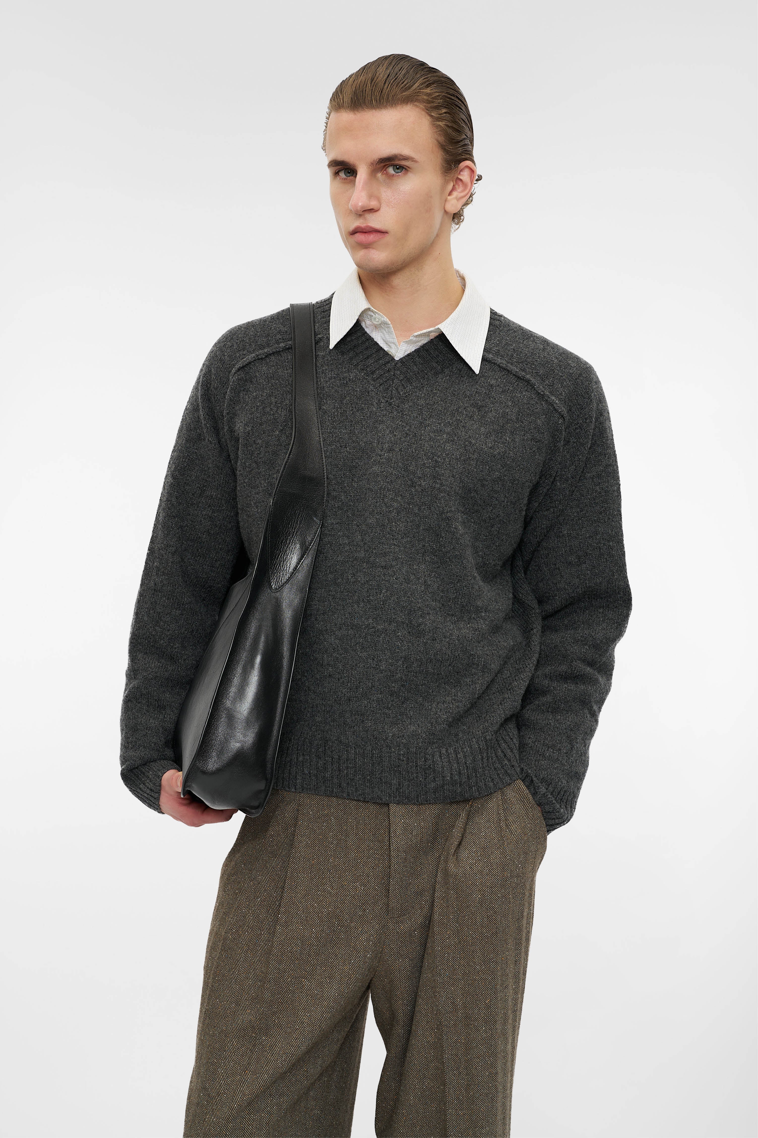 V-NECK KNIT in charcoal mélange – O. FILES