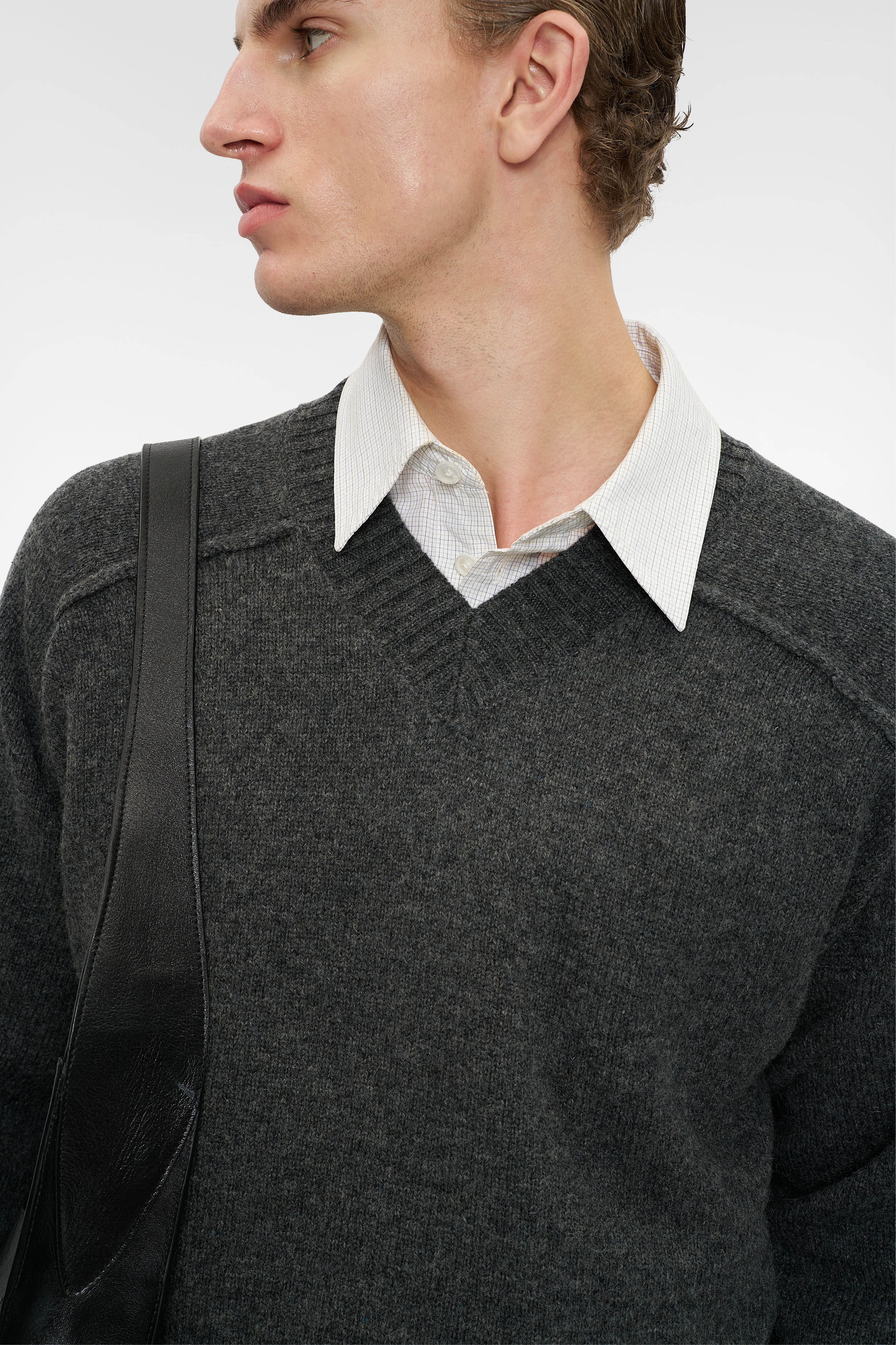 V-NECK KNIT in charcoal mélange – O. FILES